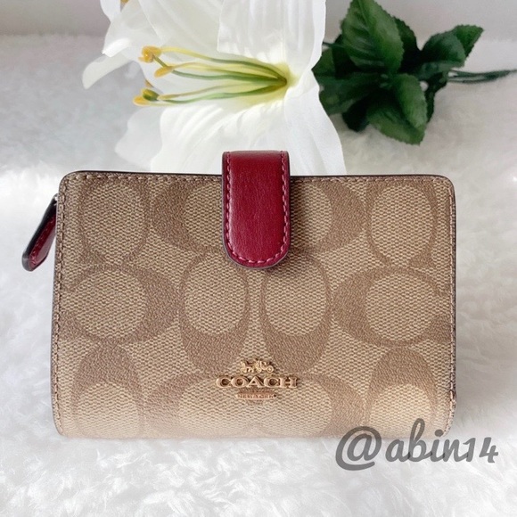 NWT Coach Signature Medium Corner Zip Wallet - Picture 1 of 7